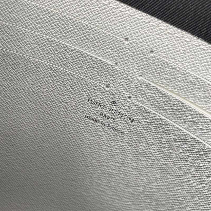 l**is V*t*n message bag white