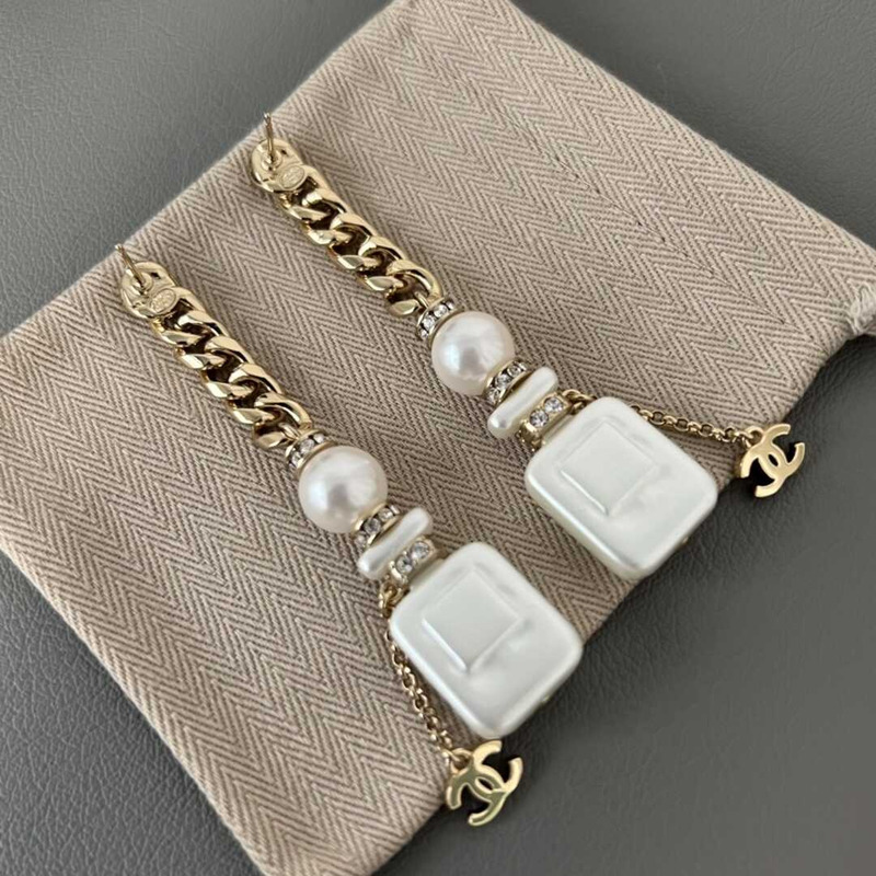 Ch*el no.5 pearl earrings