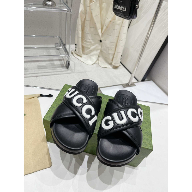 G*u*i black leather snadals