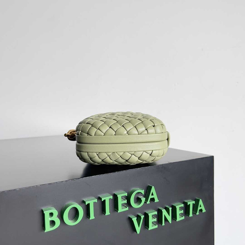 Bo*te*ga ve*ne*ta knot leather clutch light green