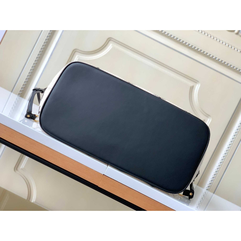 l**is V*t*n neverfull mm white and black