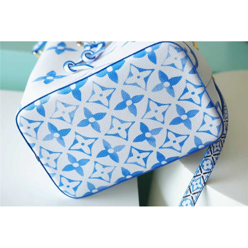 l**is V*t*n lv by the pool  néonoé bb blue