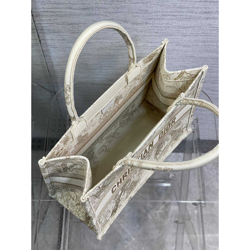 D*or medium D*or book tote embroidery white beige