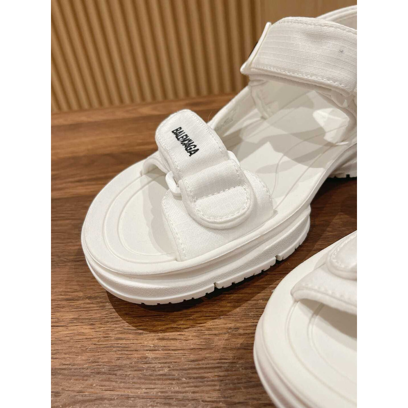 Ba*len*cia*ga hiking sandals white