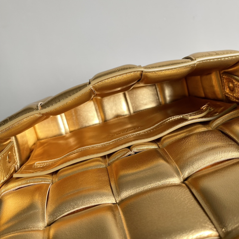 Bo*te*ga ve*ne*ta cassette bag gold