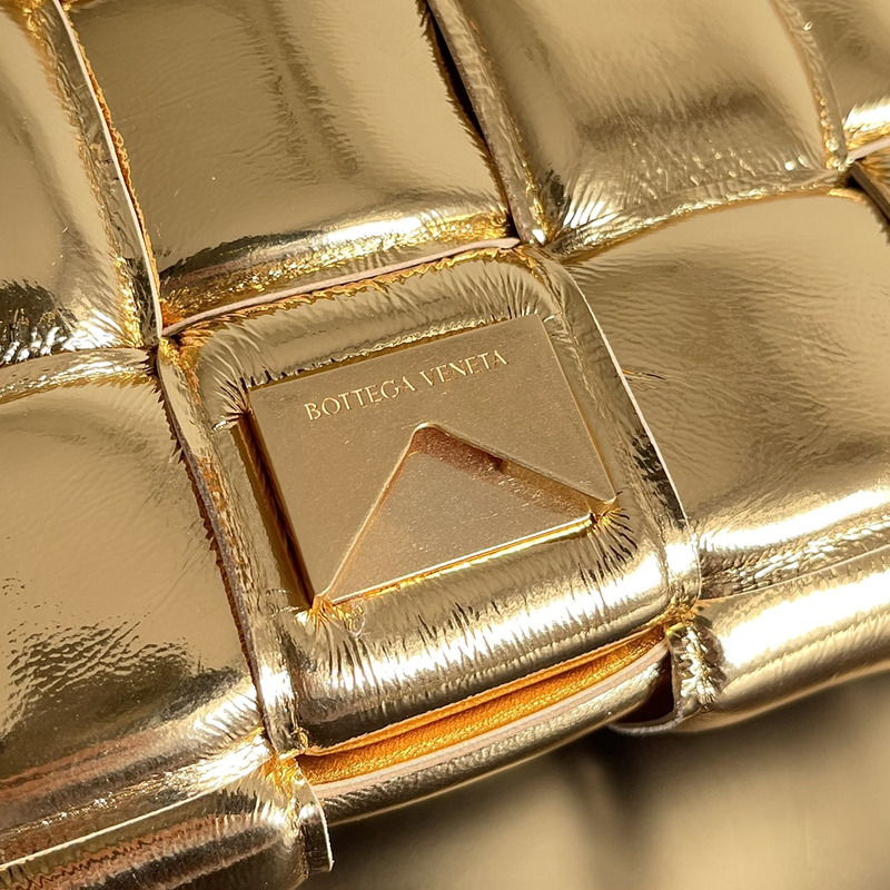 Bo*te*ga ve*ne*ta cassette bag gold