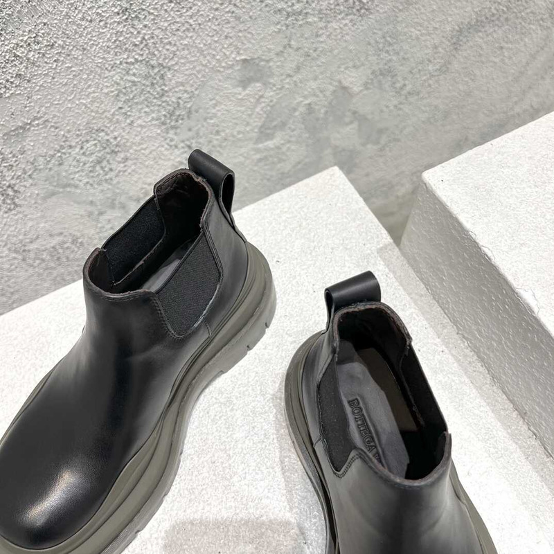 Bo*te*ga ve*ne*ta vegetally-tanned leather cropped chelsea boots