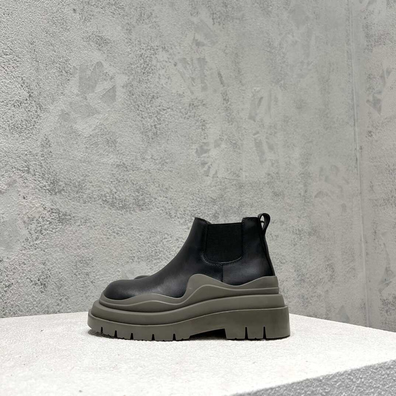 Bo*te*ga ve*ne*ta vegetally-tanned leather cropped chelsea boots