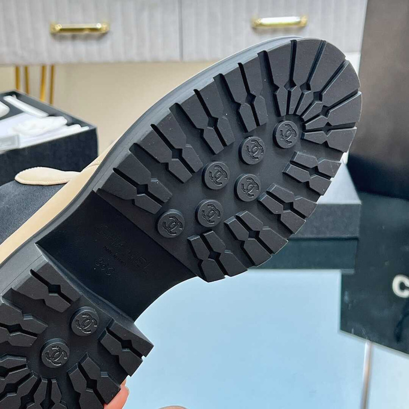 Ch*el calfskin cc logo chelsea boots beige