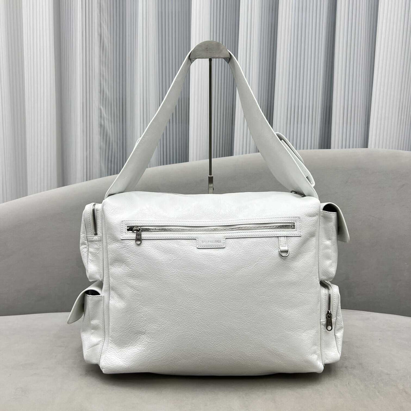 ba*len*cia*ga S*perbusy large sling bag in white