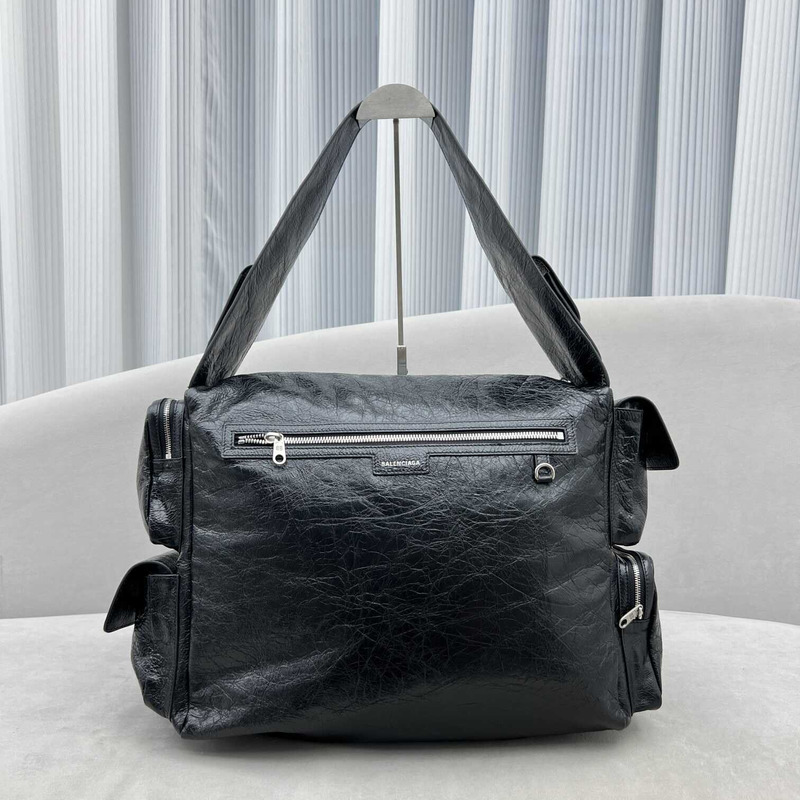 ba*len*cia*ga S*perbusy large sling bag in black