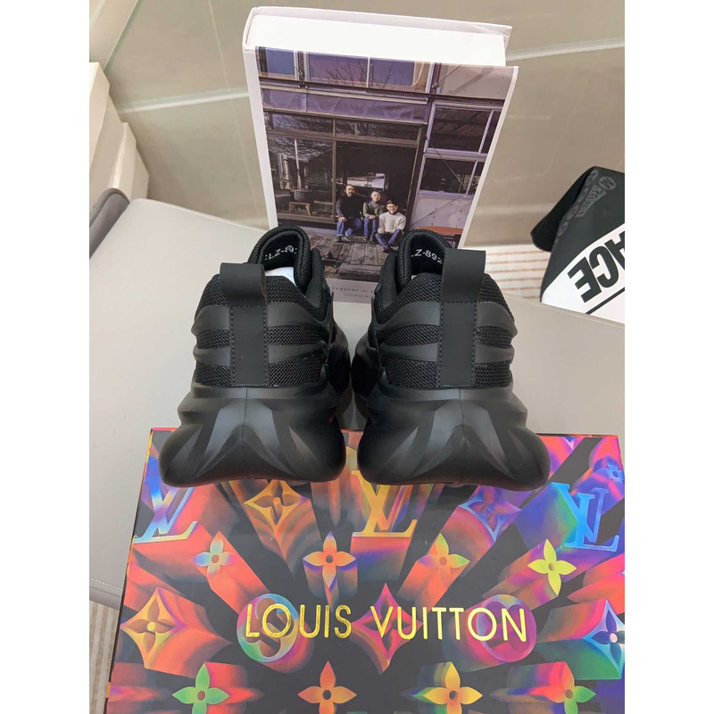 l**is V*t*n sneaker black