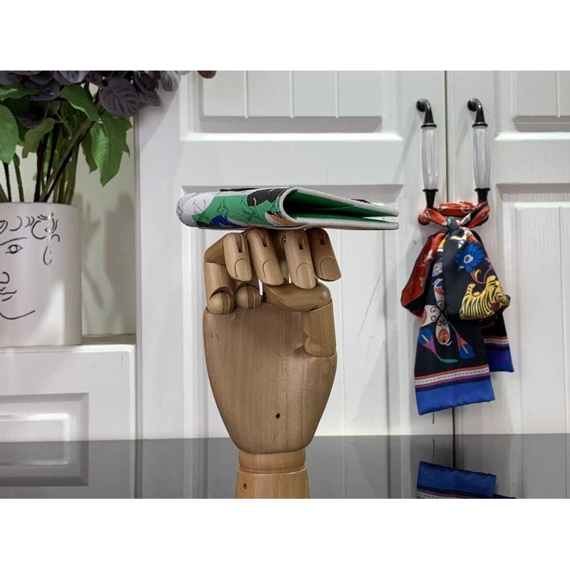 l**is V*t*n multiple wallet green