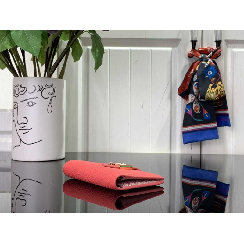 l**is V*t*n lv vertical compact wallet red