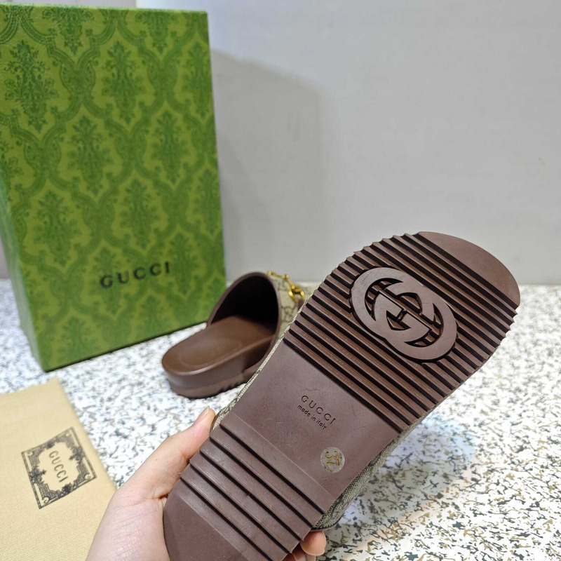 g*u*i gg S*p*e horesbit slippers beige