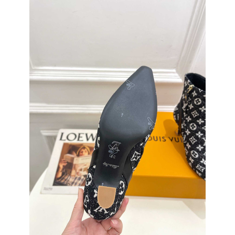 l**is V*t*n ankle short boot heels with chain logo black