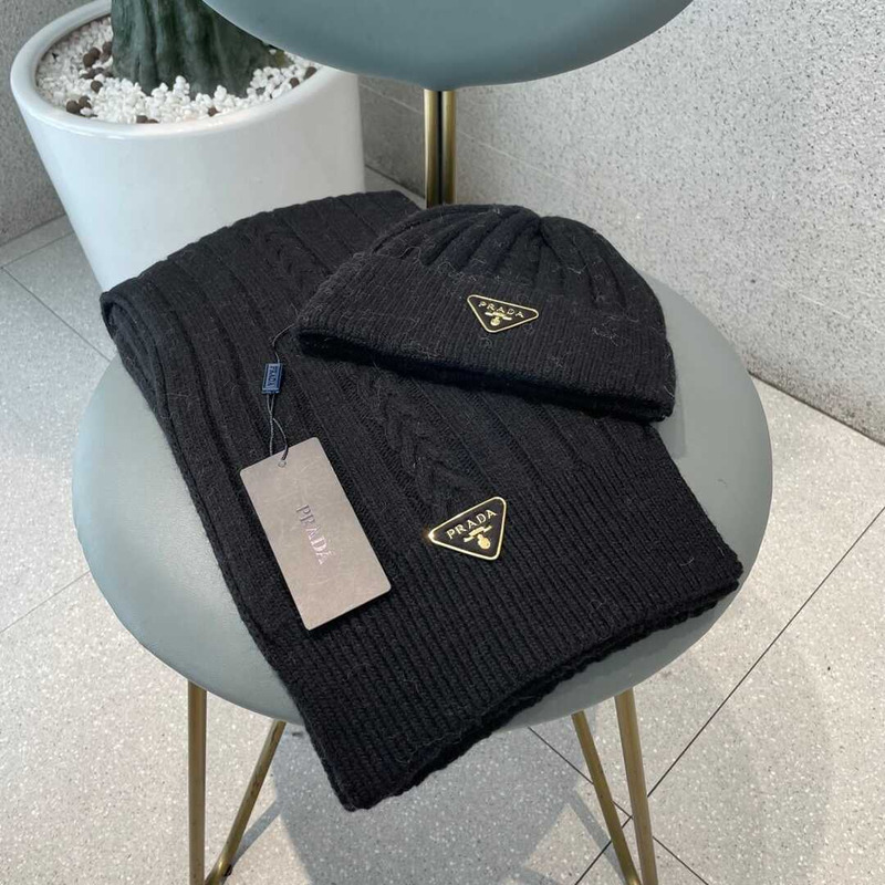 Pra*a knitted cap and scarf black