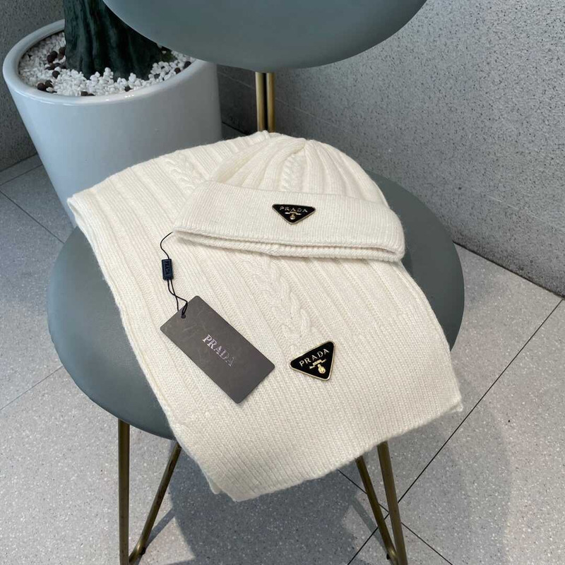 Pra*a knitted cap and scarf white