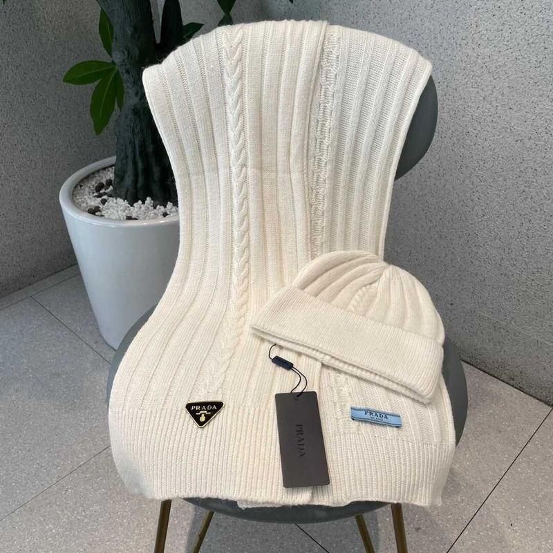 Pra*a knitted cap and scarf white