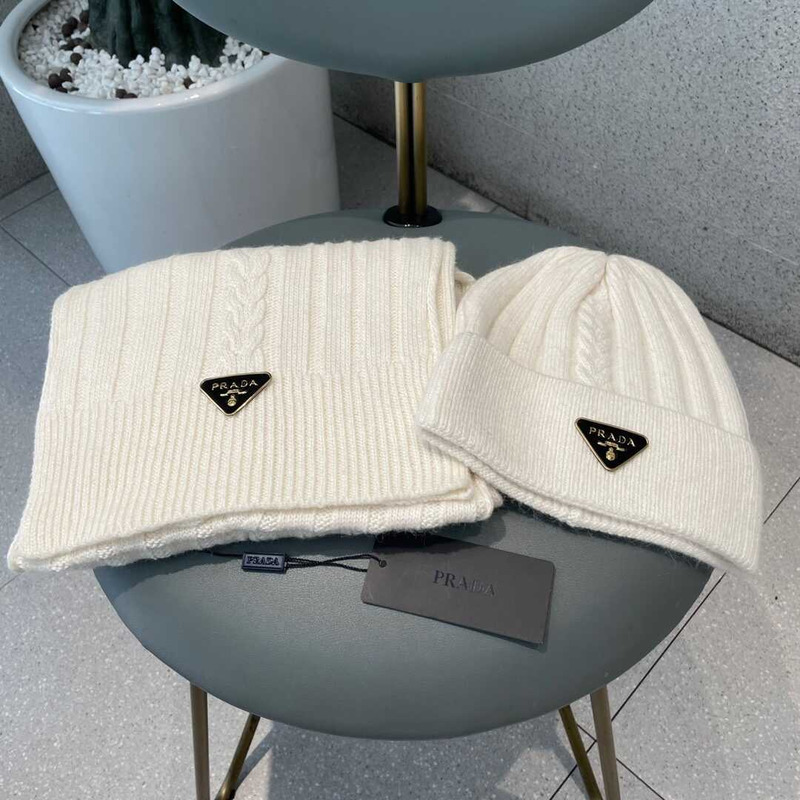 Pra*a knitted cap and scarf white