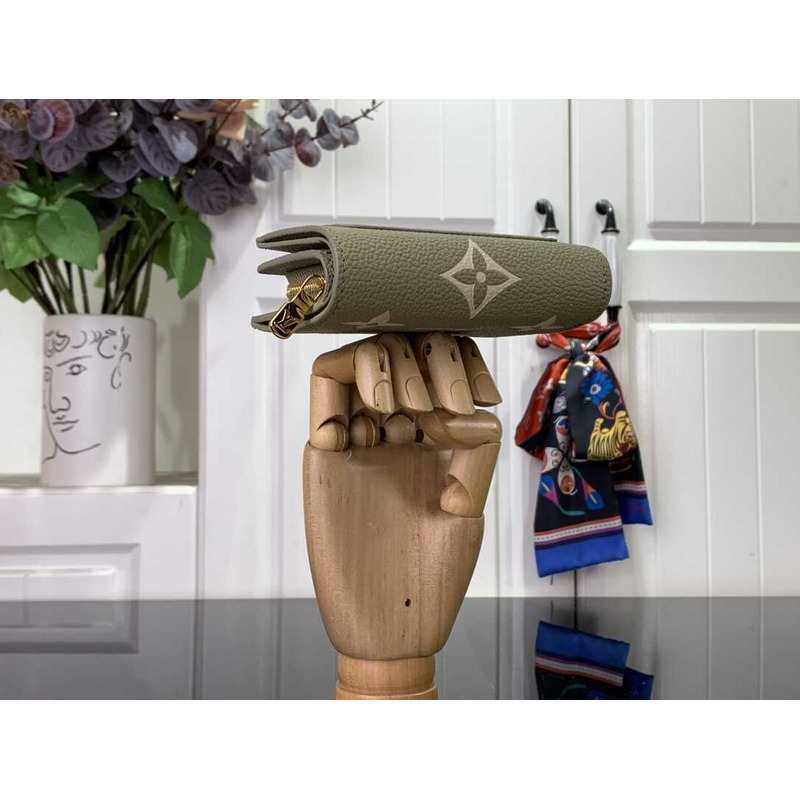 l**is V*t*n capucines xs wallet green