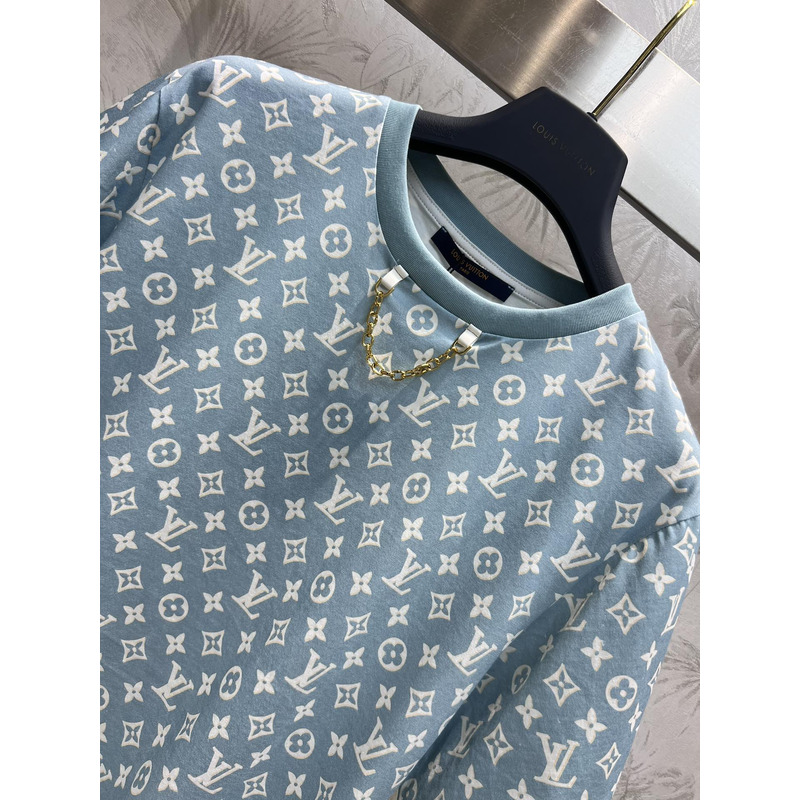 l**is V*t*n monogram with metal chain t-shirt blue