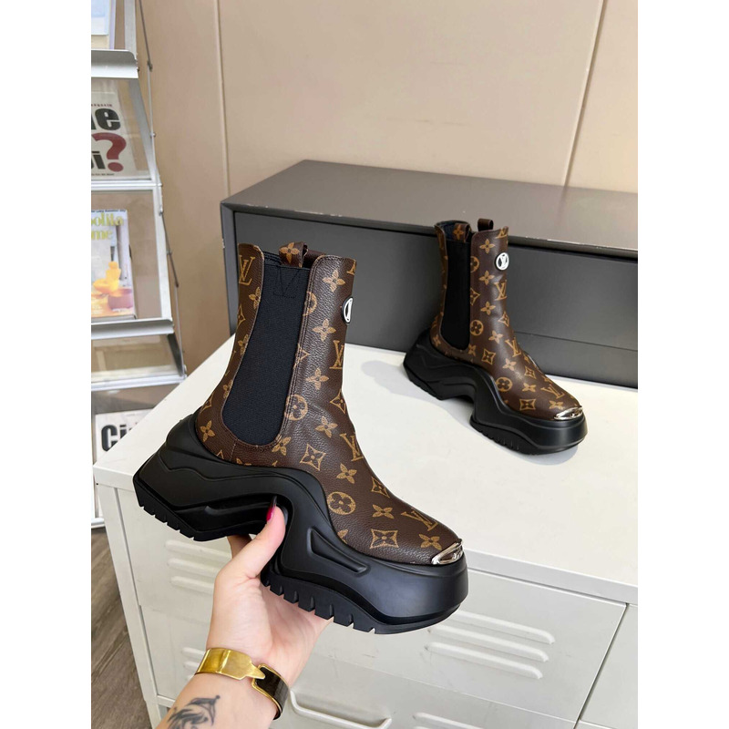 l**is V*t*n beaubourg ankle boots monogram