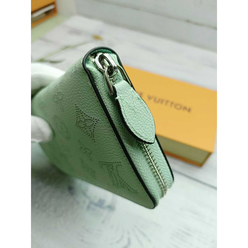 l**is V*t*n zippy wallet green