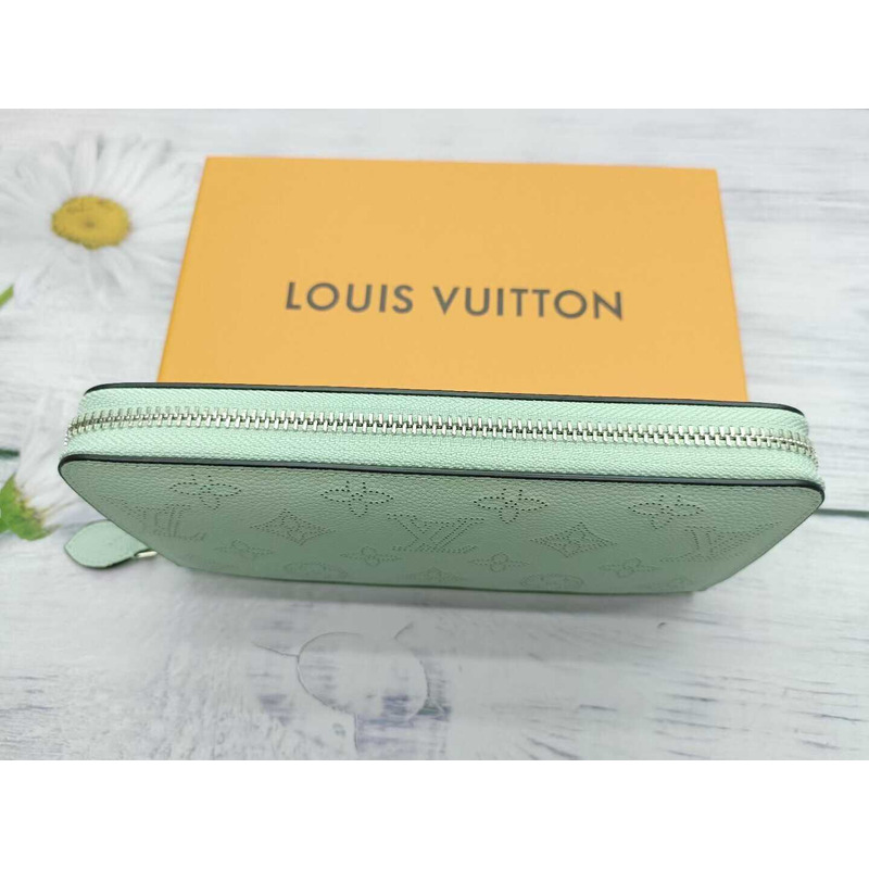l**is V*t*n zippy wallet green