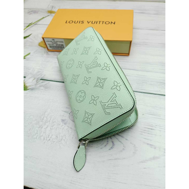 l**is V*t*n zippy wallet green