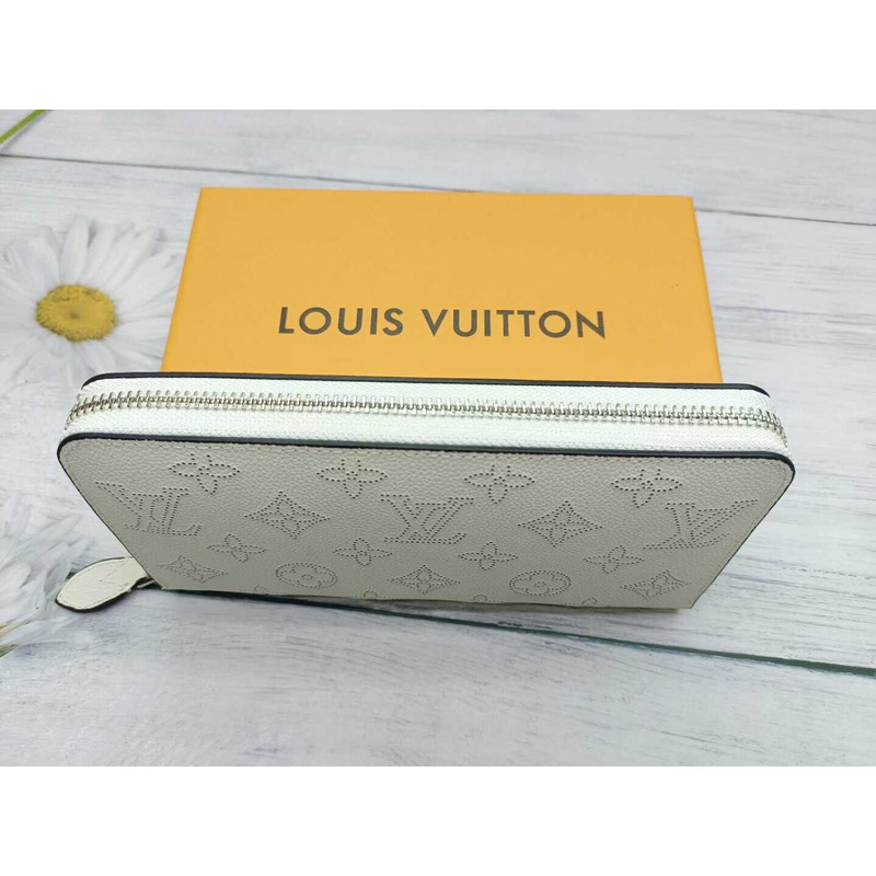 l**is V*t*n zippy wallet white