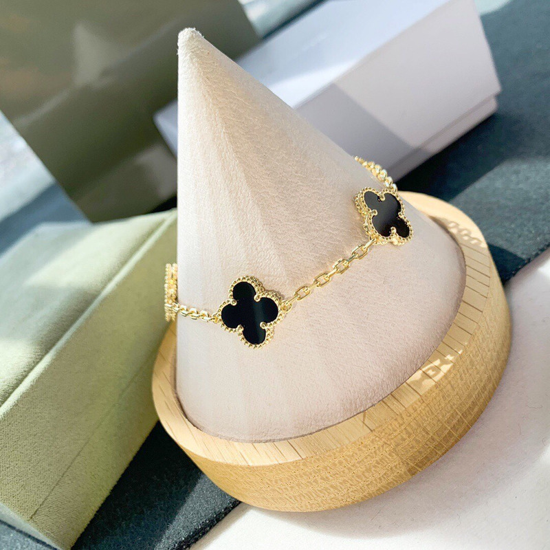 Van Cleef & Arpels Flower Design Fashionable Mother Of Pearl Bracelet