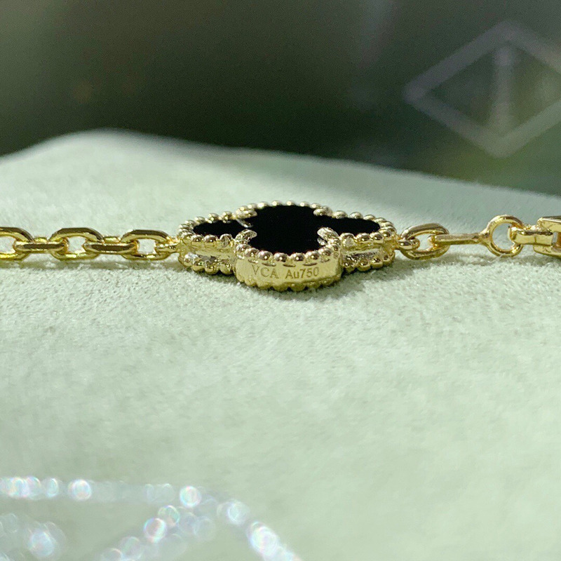 Van Cleef & Arpels Flower Design Fashionable Mother Of Pearl Bracelet