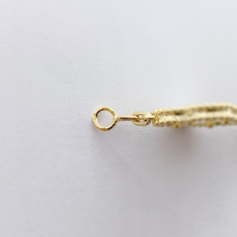 Van Cleef & Arpels Flower Design Fashionable Mother Of Pearl Bracelet