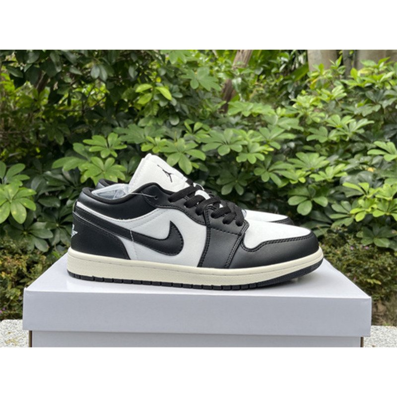 Jordan Wmns Air Jordan 1 Low Top Black And White