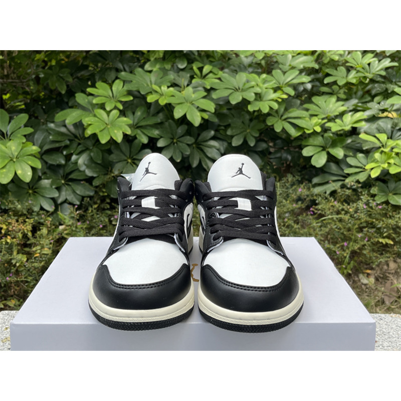 Jordan Wmns Air Jordan 1 Low Top Black And White