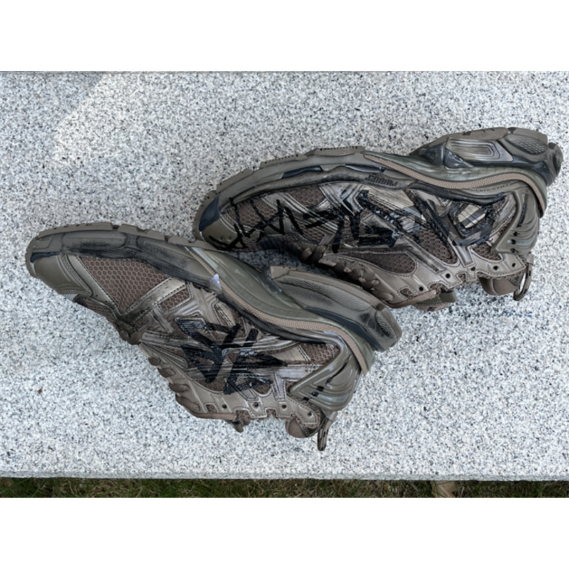 Ba*len*cia*ga graffiti runner sneakers brown