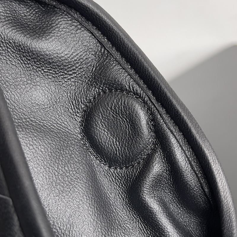 Bo*te*ga ve*ne*ta shoulder bag realised with intrecciato craftsmanship in calfskin leather
