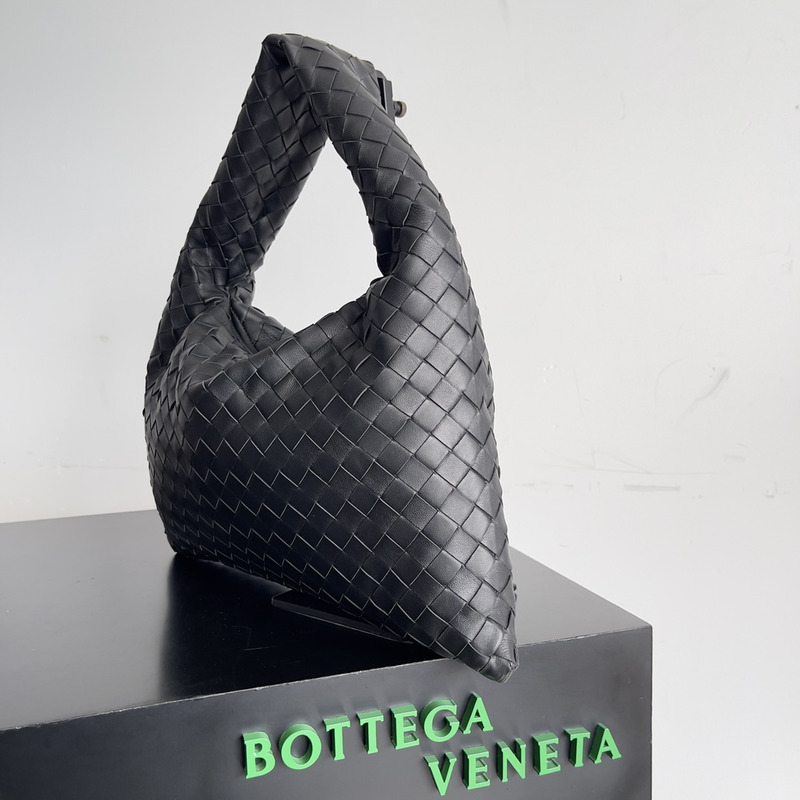 Bo*te*ga ve*ne*ta shoulder bag realised with intrecciato craftsmanship in calfskin leather