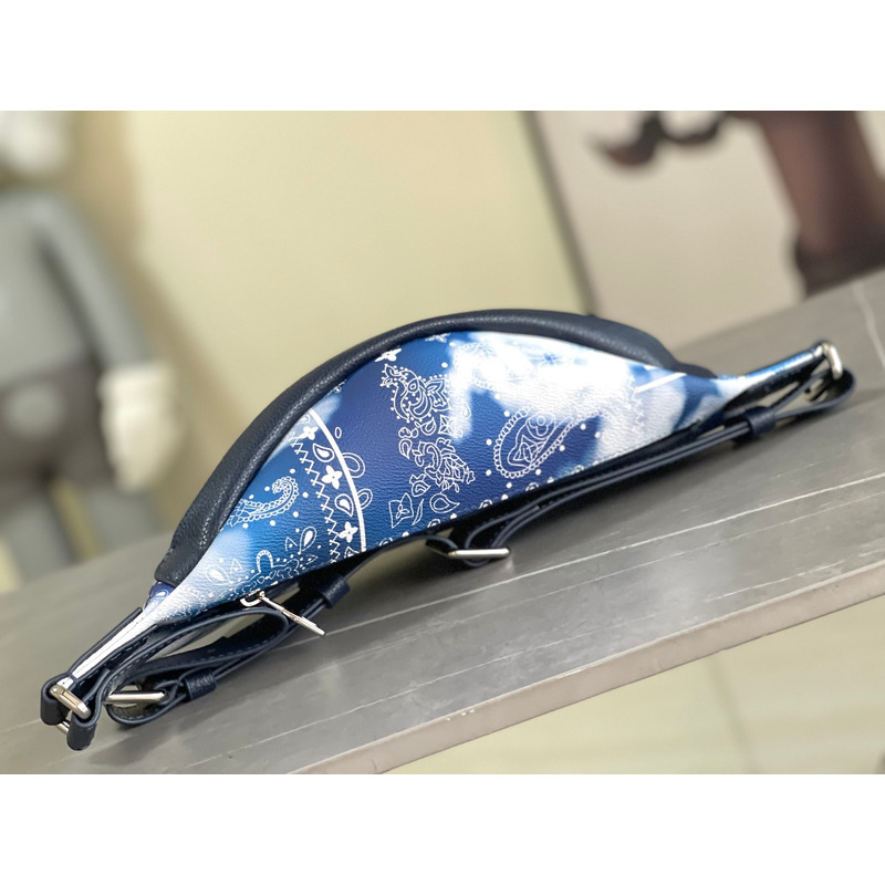 l**is V*t*n bum bag discovery pm monogram bandana bleached blue