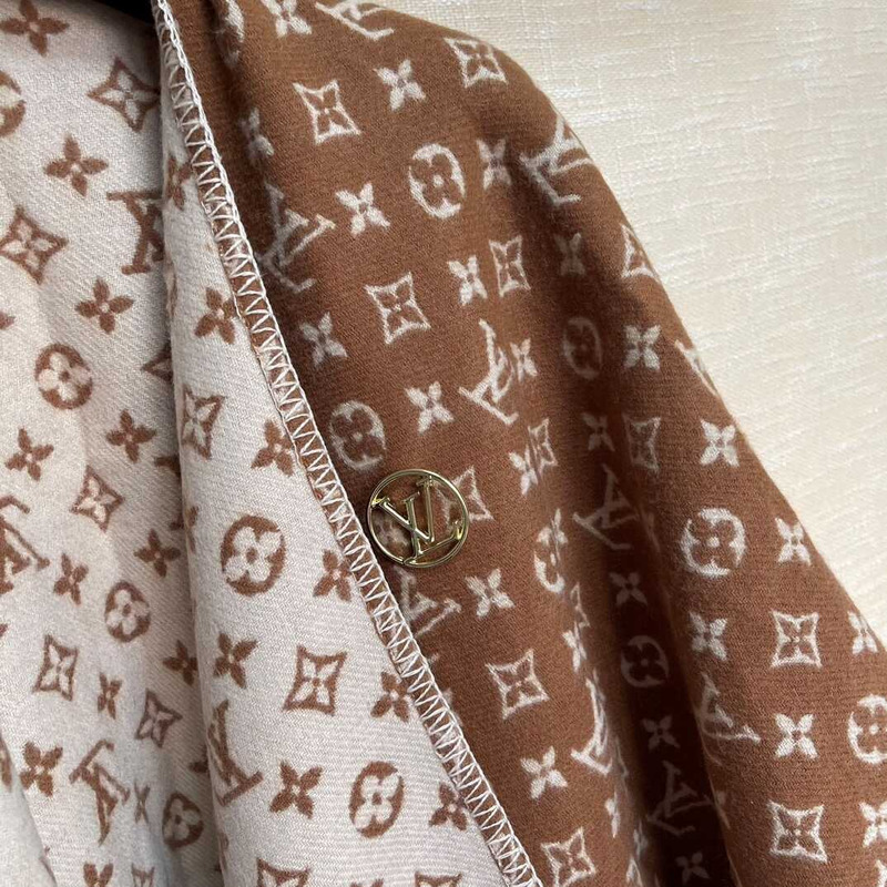 l**is V*t*n monogram scarf camel