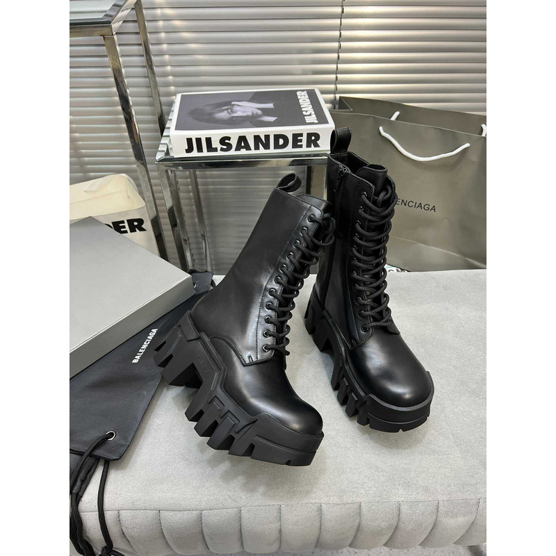 Ba*len*cia*ga lace-up leather ankle boots black