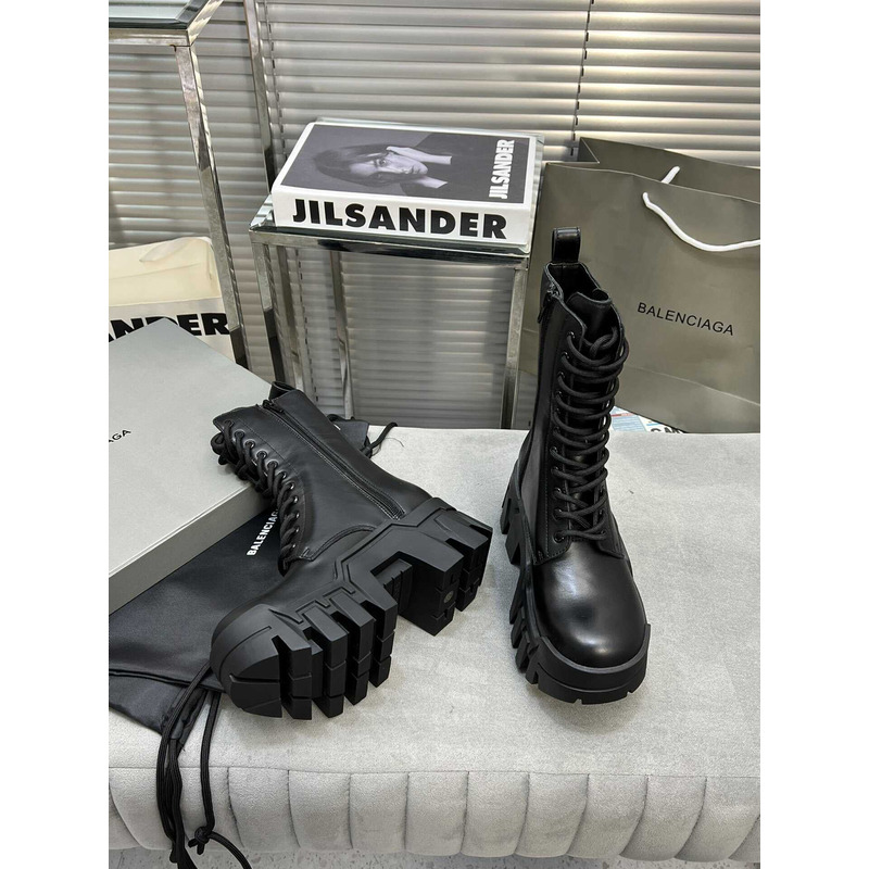 Ba*len*cia*ga lace-up leather ankle boots black
