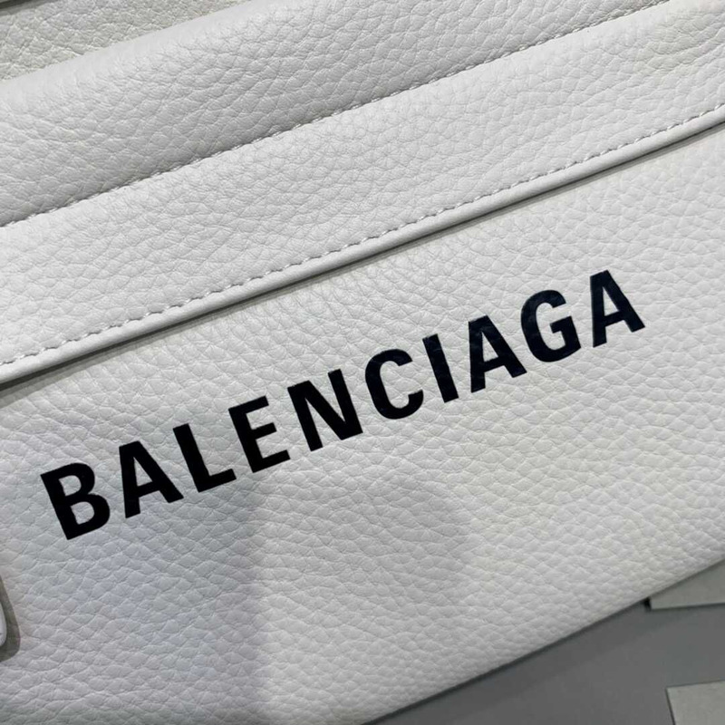 Ba*len*cia*ga everyday beltpack in white