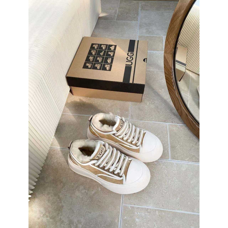 UGG Snow Boots With Edge Stitching Beige