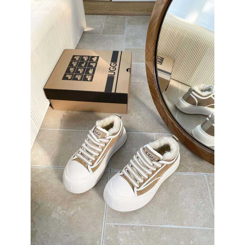 UGG Snow Boots With Edge Stitching Beige