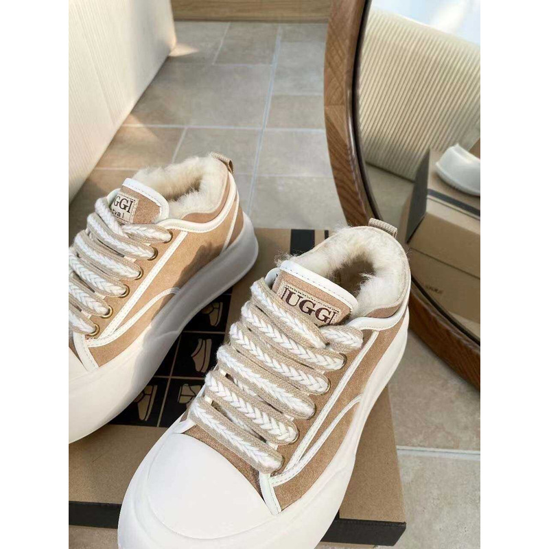 UGG Snow Boots With Edge Stitching Beige