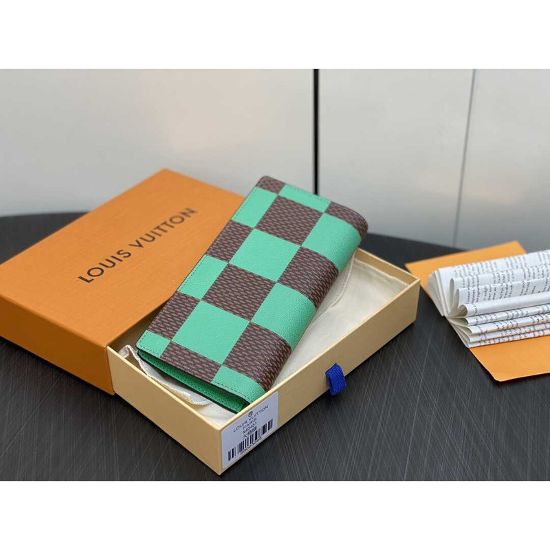 l**is V*t*n damier wallet green