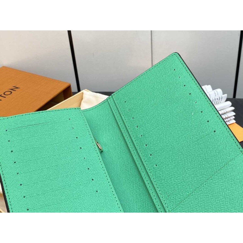 l**is V*t*n damier wallet green