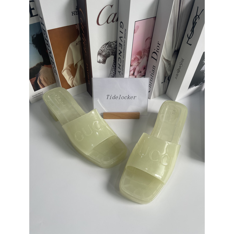 G*u*i logo embossed sandals white